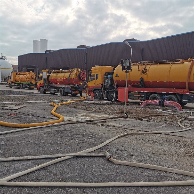 万山污水池清理