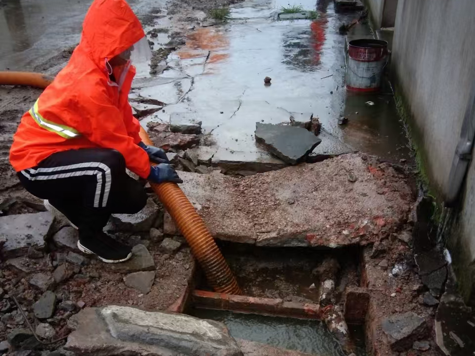 万山专业清理污水池 炜誉市政以规范流程守护城市 “肠道”