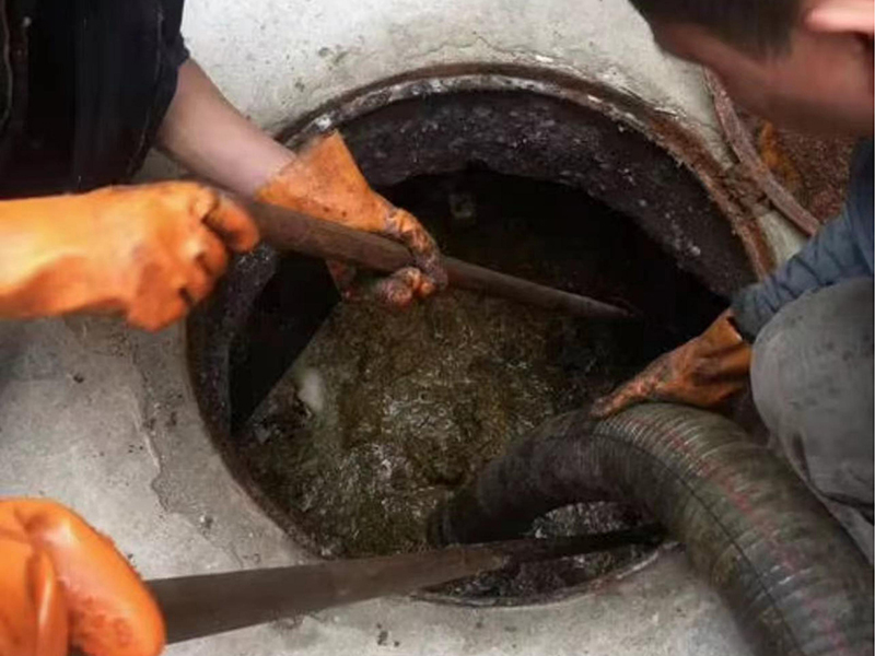 万山清理化粪池时如何避免沼气的危害？